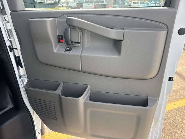 2025 Chevrolet Express Passenger 2500 1LS