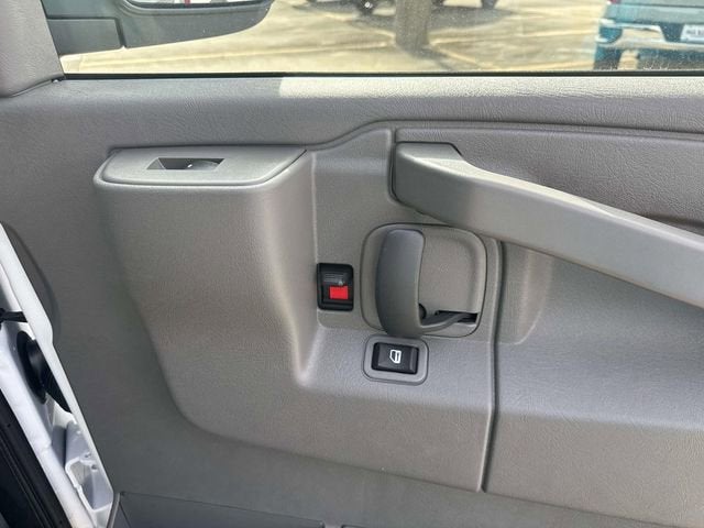 2025 Chevrolet Express Passenger 2500 1LS