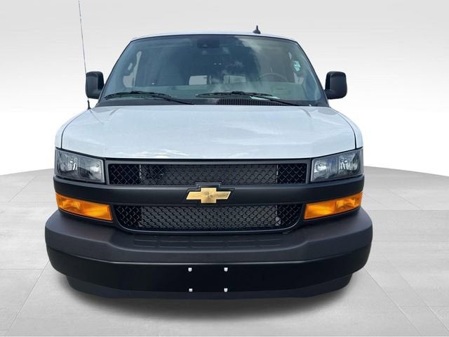2025 Chevrolet Express Passenger 2500 1LS