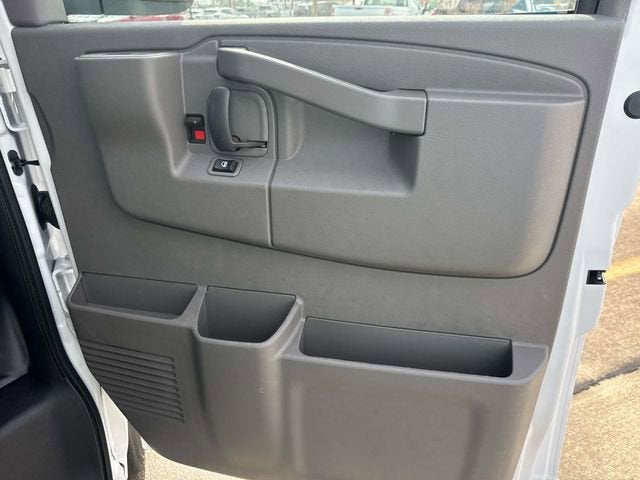 2025 Chevrolet Express Passenger 2500 1LS