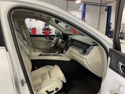 2023 Volvo XC60 B5 Ultimate Bright Theme