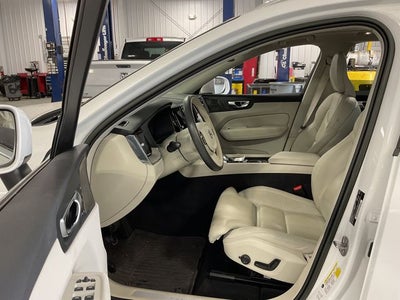2023 Volvo XC60 B5 Ultimate Bright Theme