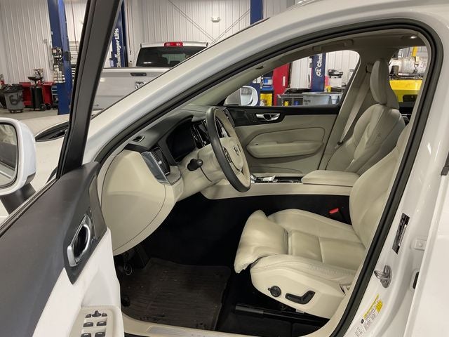 2023 Volvo XC60 B5 Ultimate Bright Theme