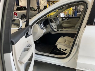 2023 Volvo XC60 B5 Ultimate Bright Theme