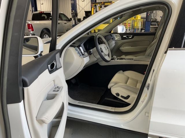 2023 Volvo XC60 B5 Ultimate Bright Theme