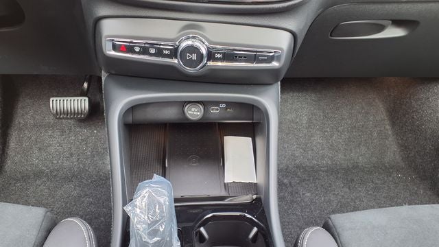 2026 Volvo XC40 B5 Ultra Black Edition