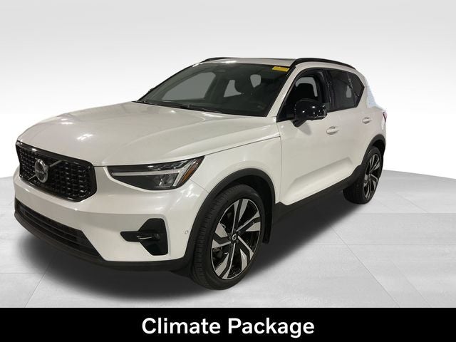 2023 Volvo XC40 B5 Plus Dark Theme