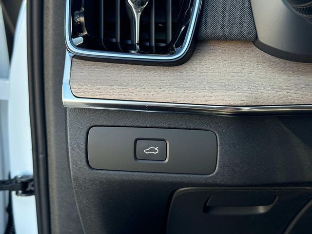 2026 Volvo XC90 B5 Plus