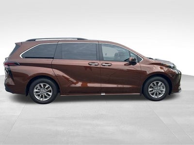 2024 Toyota Sienna XLE 8 Passenger